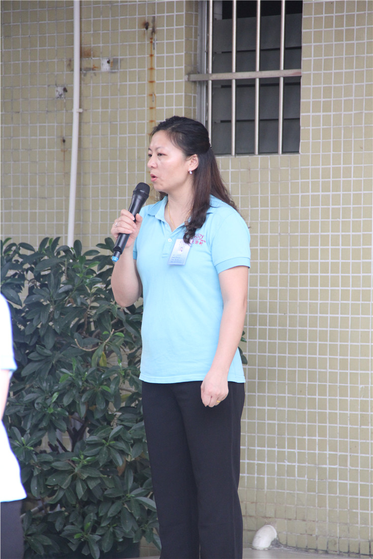 胡金花用自己的行動證明了,她在這次培訓中所學習到內容,更傳遞了“愛”的精神理念。 胡金花用自己的行動證明了,她在這次培訓中所學習到內容,更傳遞了“愛”的精神理念。