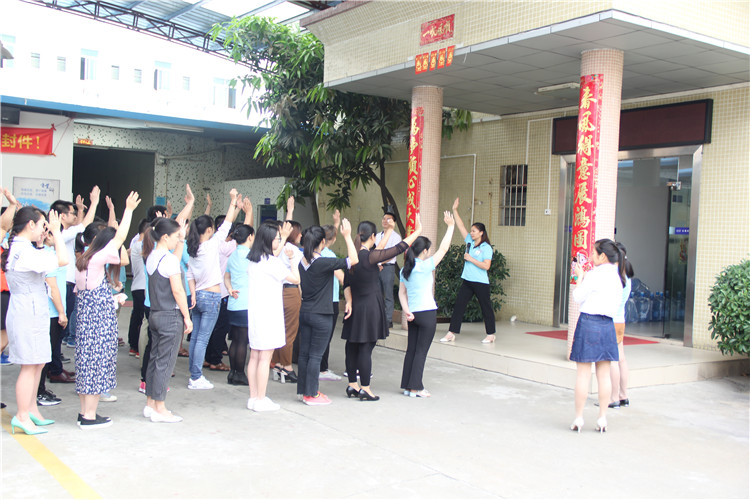 胡金花用自己的行動證明了,她在這次培訓中所學習到內容,更傳遞了“愛”的精神理念。 胡金花用自己的行動證明了,她在這次培訓中所學習到內容,更傳遞了“愛”的精神理念。