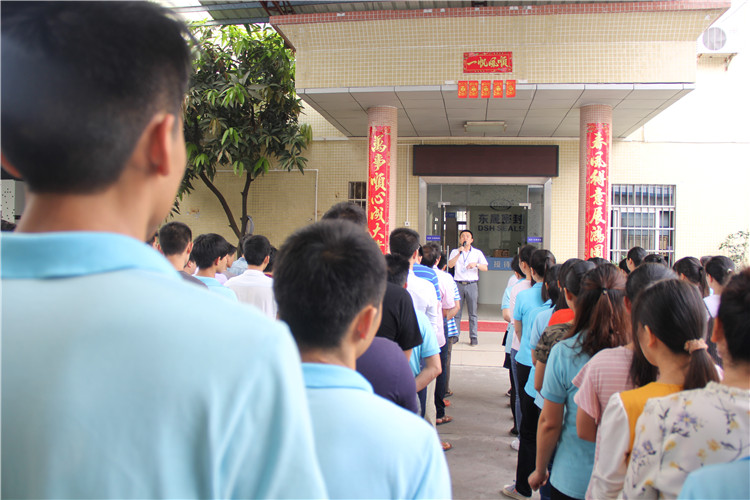 胡燕林總經理鼓勵我們只有不斷學習進步,我們“東晟人”才是“地表最強”者。而在這次的分享中最讓我們印象最深就是“藍絲帶”所帶給我們的愛與感恩! 胡燕林總經理鼓勵我們只有不斷學習進步,我們“東晟人”才是“地表最強”者。而在這次的分享中最讓我們印象最深就是“藍絲帶”所帶給我們的愛與感恩!