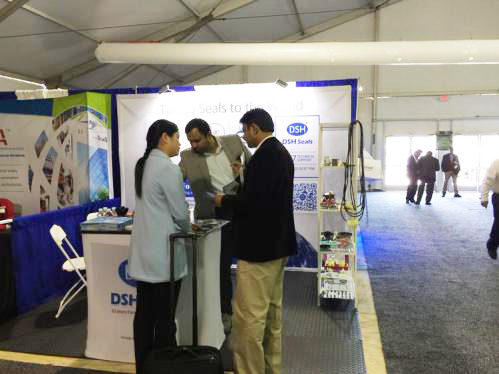 10我們《東晟密封》的Shirmey xu mm正在專業的向客人講解。 10我們《東晟密封》的Shirmey xu mm正在專業的向客人講解。