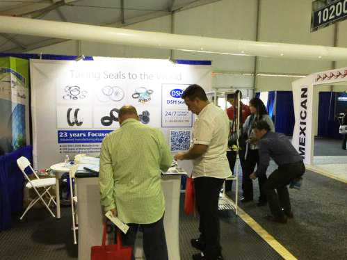 11我們《東晟密封》的Shirmey xu mm正在專業的向客人講解。 11我們《東晟密封》的Shirmey xu mm正在專業的向客人講解。