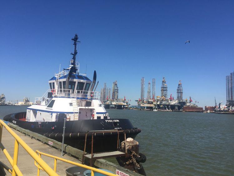 藍天白云下靠岸的,是一艘民用的仿真氣墊船。 藍天白云下靠岸的,是一艘民用的仿真氣墊船。