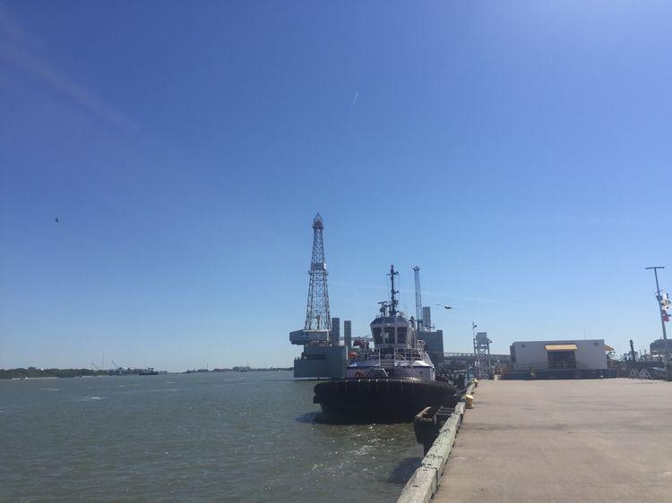 藍天白云下靠岸的,是一艘民用的仿真氣墊船。 藍天白云下靠岸的,是一艘民用的仿真氣墊船。