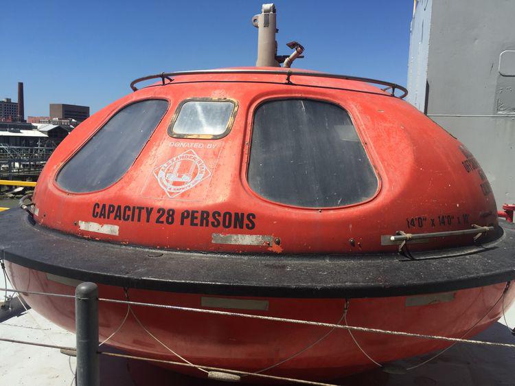 海上采油勘探鉆井過程中:在緊急情況下可以容納28個人的海上逃生船! 海上采油勘探鉆井過程中:在緊急情況下可以容納28個人的海上逃生船!