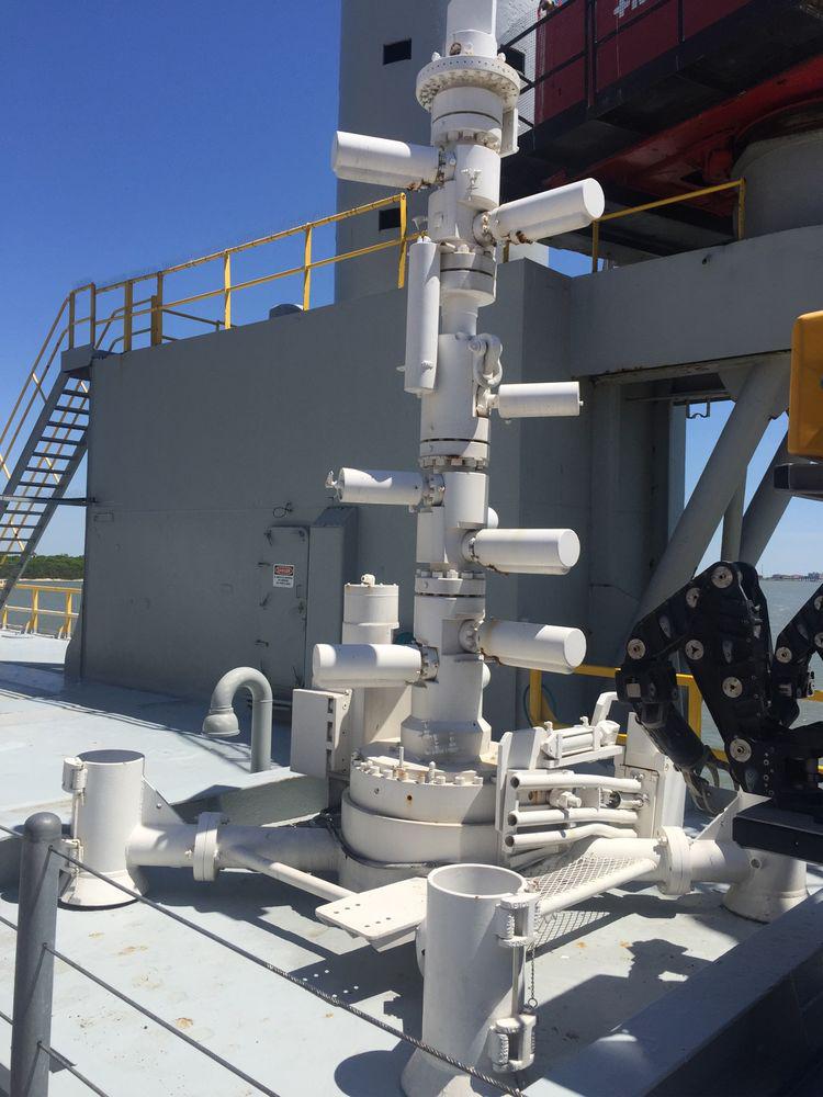 采油勘探鉆井平臺上:已經(jīng)是N多年前的老式采油樹! 采油勘探鉆井平臺上:已經(jīng)是N多年前的老式采油樹!