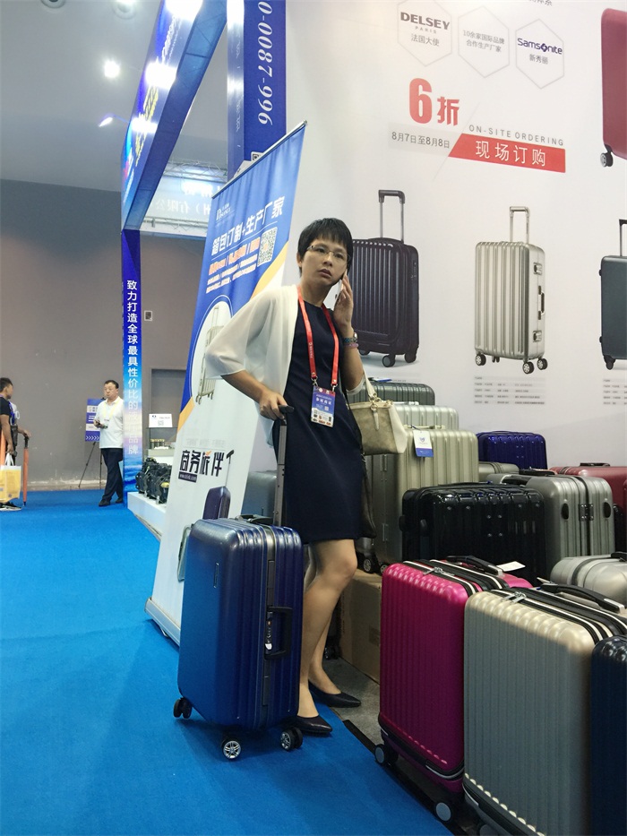 你不到現(xiàn)場(chǎng)是很難體會(huì)到，原來(lái)我們的箱包是那么的時(shí)尚好看的哦！