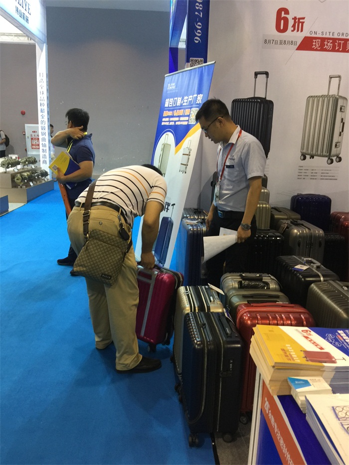 你不到現(xiàn)場(chǎng)是很難體會(huì)到，原來(lái)我們的箱包是那么的時(shí)尚好看的哦！