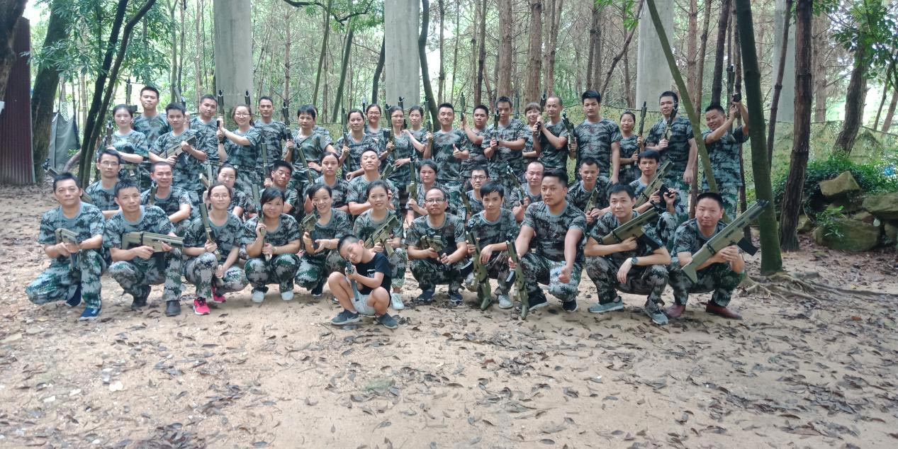 東晟人團隊玩真人CS野戰游戲