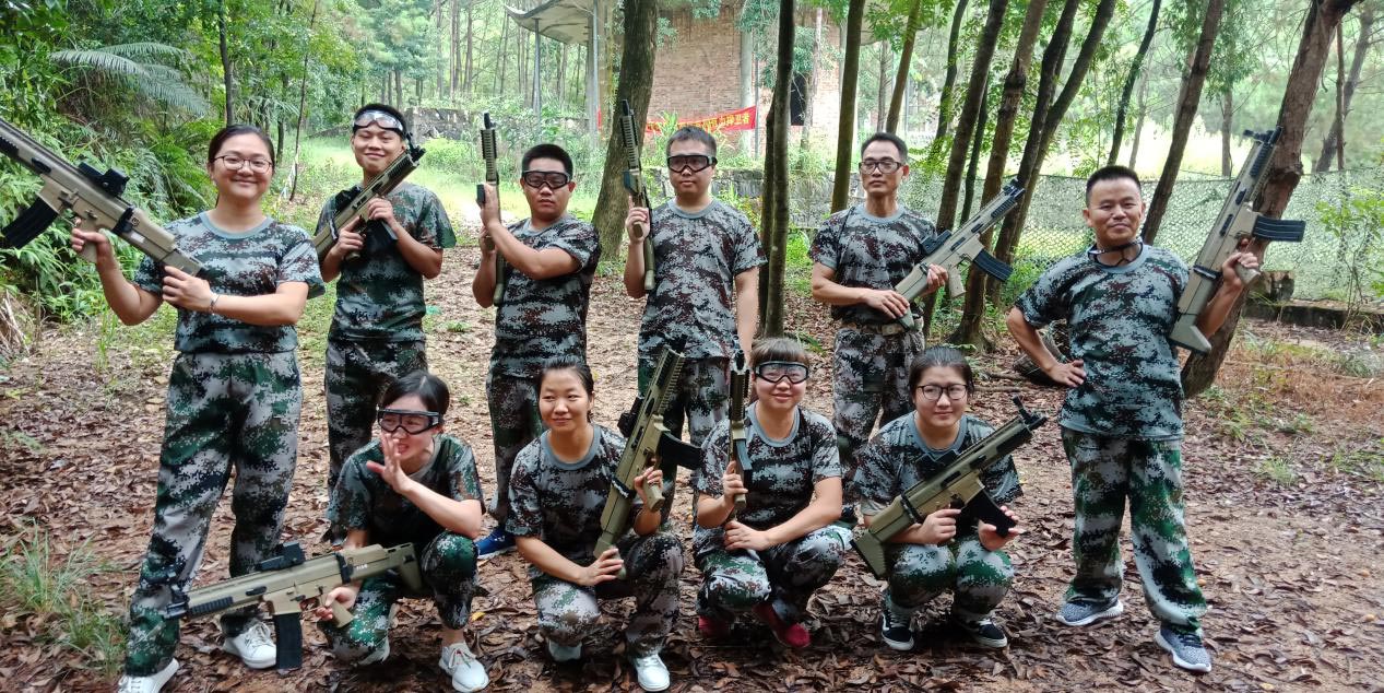 東晟人團隊玩真人CS野戰游戲