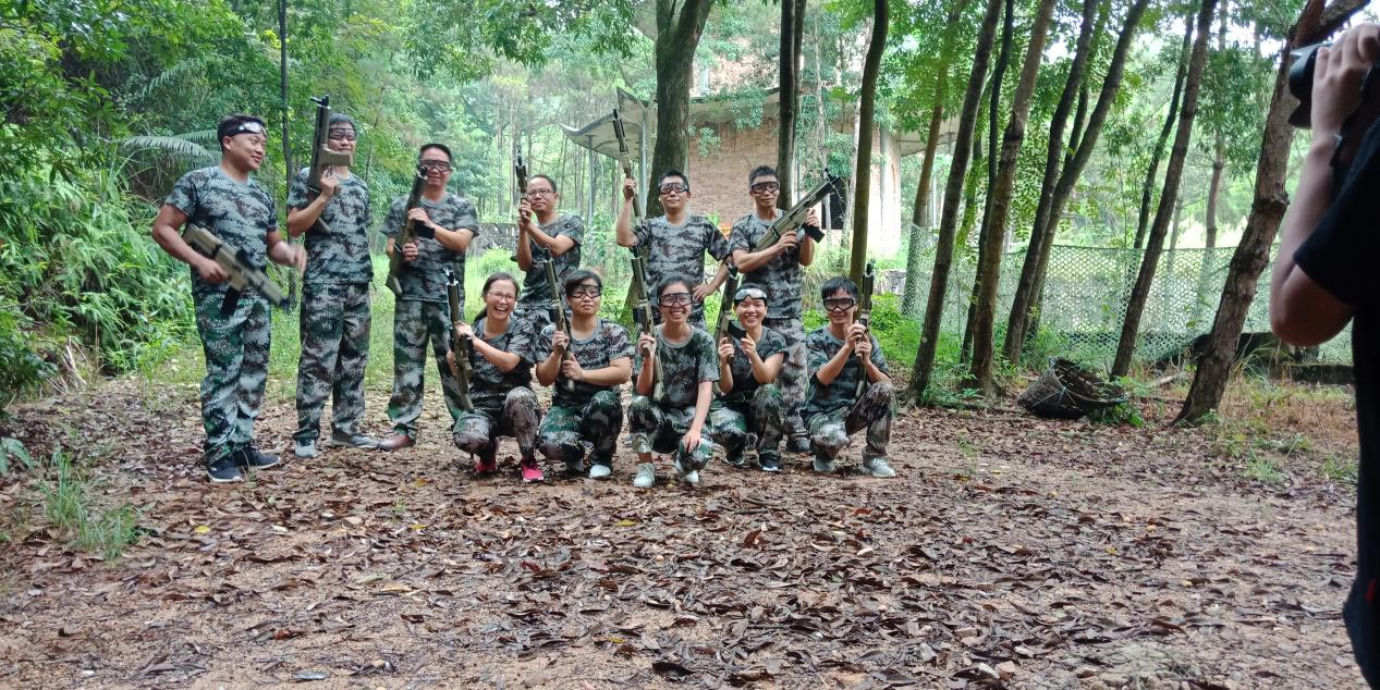 東晟人團隊玩真人CS野戰游戲