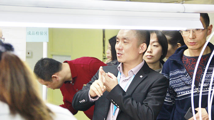 東晟胡燕林總經理上臺演講分享