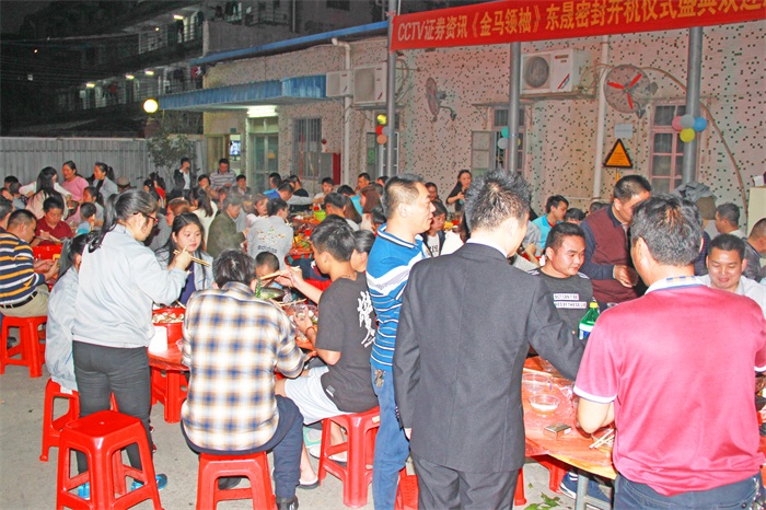 讓我們一杯酒敬過去，辛勤努力，收獲碩果，為自己打個call；一杯酒敬現(xiàn)在，身邊相伴同奮斗的人兒們，謝謝你；最后一杯酒敬未來，值得期待，風雨同行，再創(chuàng)輝煌！