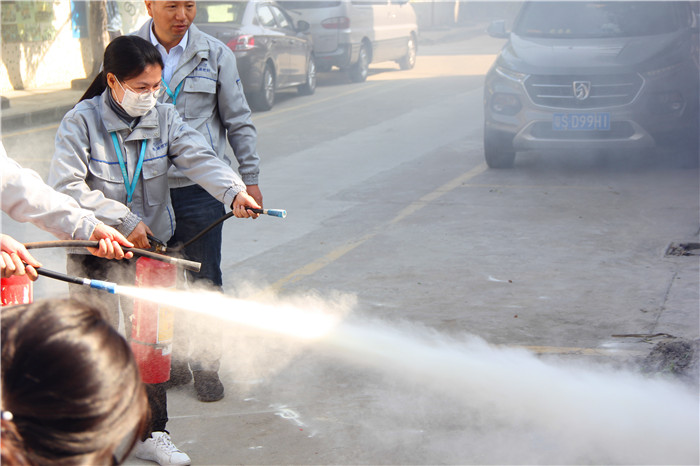 使用滅火筒 使用滅火筒