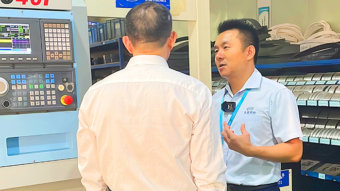 1生產車間-牛商央視財經評論員單仁與東晟密封件胡燕林 (1) 1生產車間-牛商央視財經評論員單仁與東晟密封件胡燕林 (1)