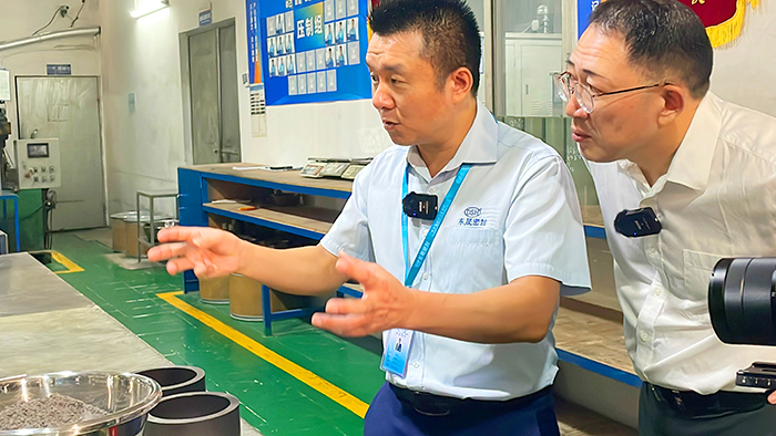 1生產車間-牛商央視財經評論員單仁與東晟密封件胡燕林 (1) 1生產車間-牛商央視財經評論員單仁與東晟密封件胡燕林 (1)