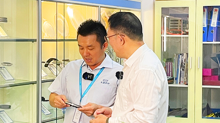 3實驗室與產品展覽室牛商央視財經評論員單仁與東晟密封件胡燕林  (1) 3實驗室與產品展覽室牛商央視財經評論員單仁與東晟密封件胡燕林  (1)