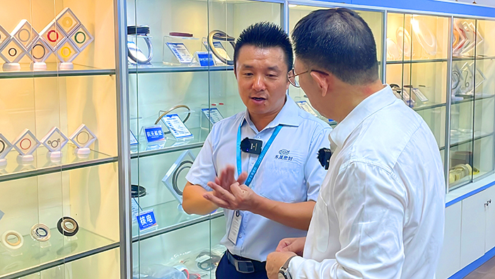 3實驗室與產品展覽室牛商央視財經評論員單仁與東晟密封件胡燕林  (1) 3實驗室與產品展覽室牛商央視財經評論員單仁與東晟密封件胡燕林  (1)