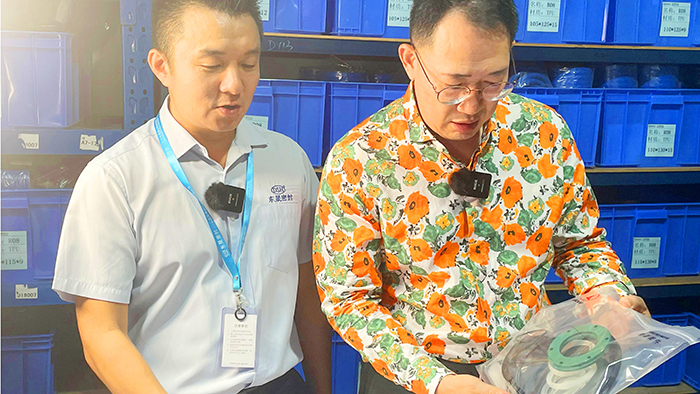 2質檢部與倉庫牛商央視財經評論員單仁與東晟密封件胡燕林  (1) 2質檢部與倉庫牛商央視財經評論員單仁與東晟密封件胡燕林  (1)