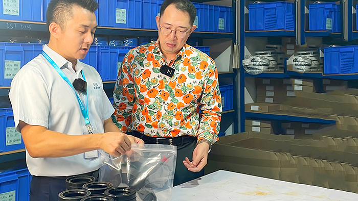 2質檢部與倉庫牛商央視財經評論員單仁與東晟密封件胡燕林  (1) 2質檢部與倉庫牛商央視財經評論員單仁與東晟密封件胡燕林  (1)